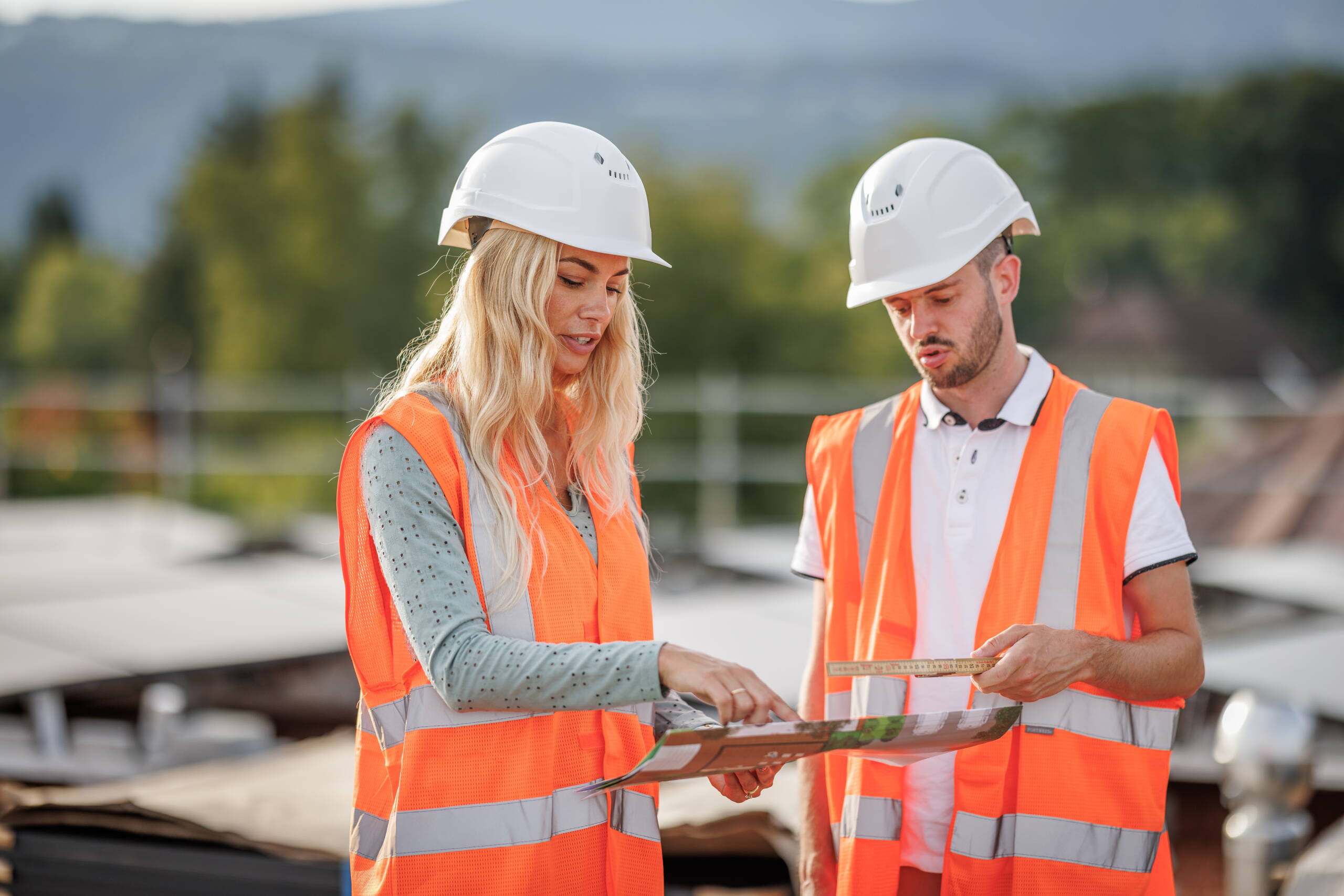 UrbanCasa Jasim mit HOCHBAUZEICHNER auf dem Dach